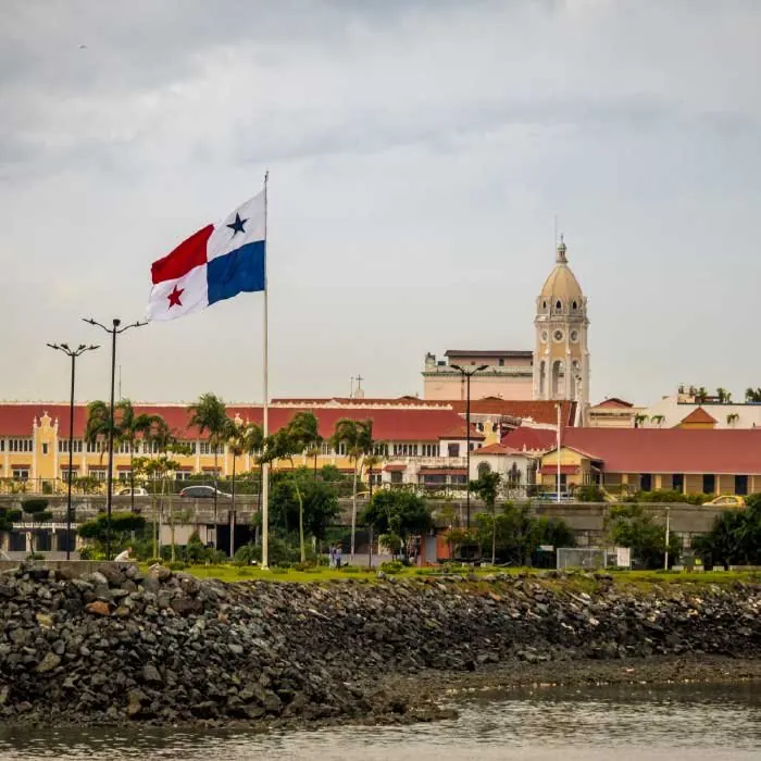 Bandera de Panamá frente al Casco Antiguo de la Ciudad de Panamá